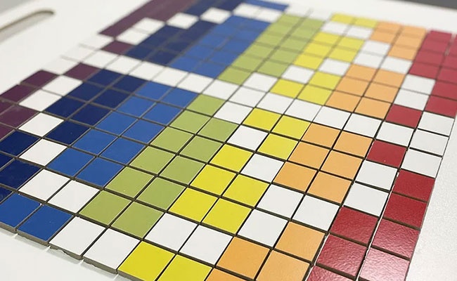 Mosaik mit Regenbogenfahne und Peace-Zeichen #friedensfliese: Unterstützung für die Ukraine